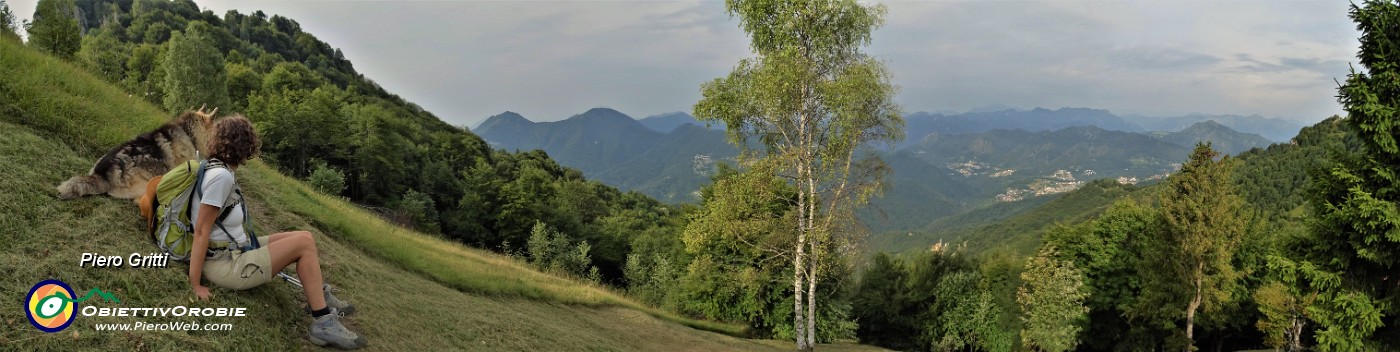 40 Bella vista sulla Val Serina dai prati ben rasati del roccolo del Forcellino.jpg